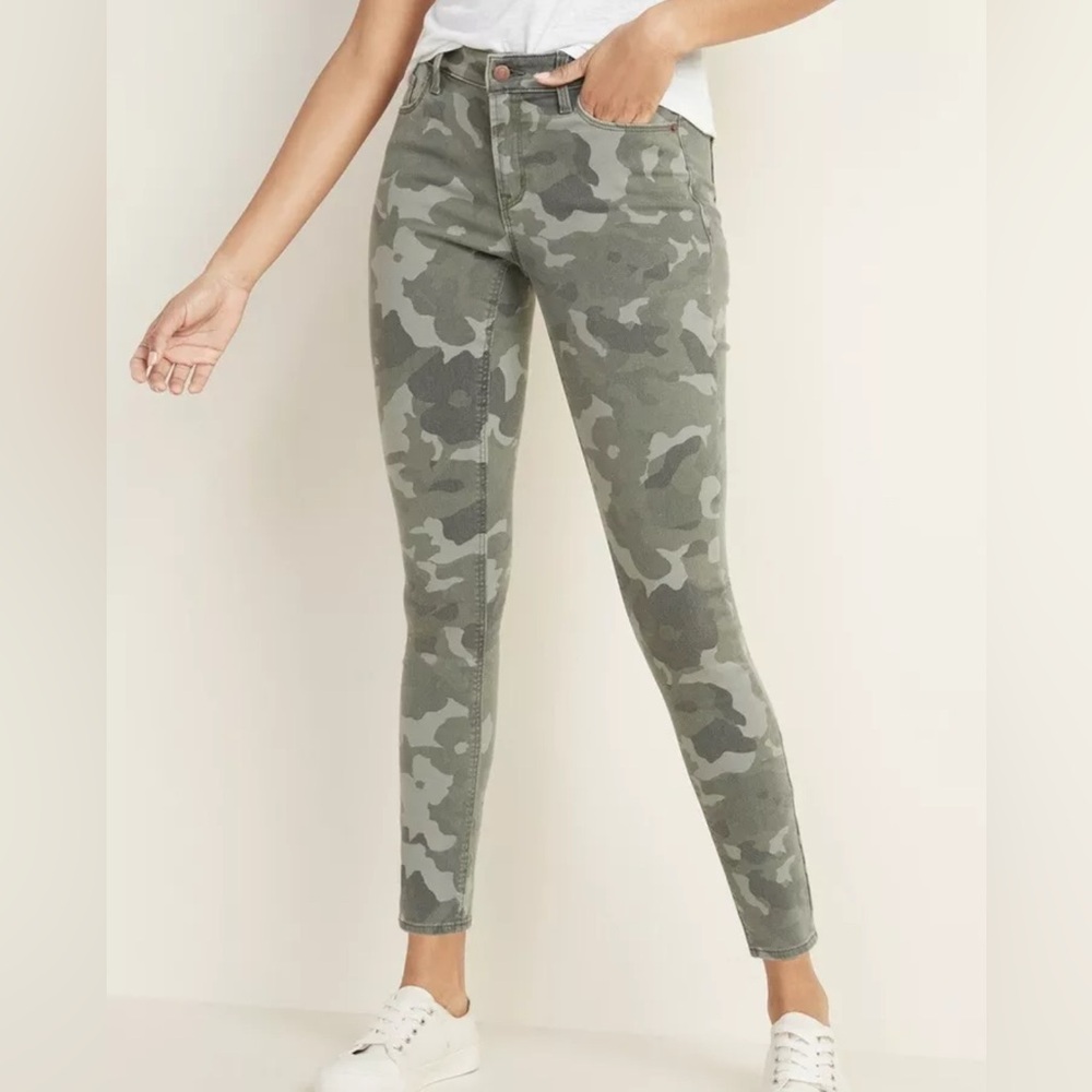 Mid-Rise Floral-Camo Print Rockstar Super Skinny Jeans